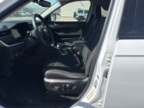 Used 2023 Jeep Grand Cherokee Laredo image 20