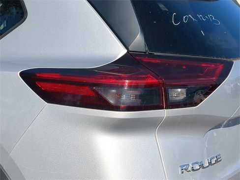 Used 2023 Nissan Rogue SV image 10
