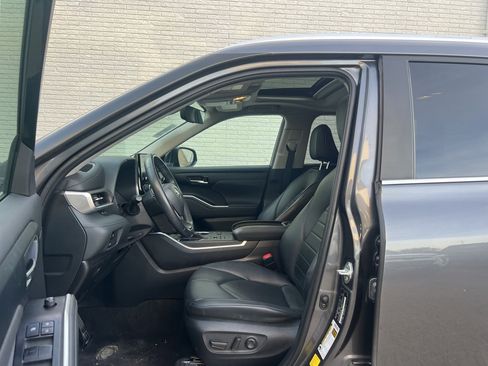 Used 2023 Toyota Highlander XLE image 8