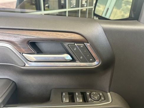 Used 2025 GMC Sierra 1500 SLT image 9