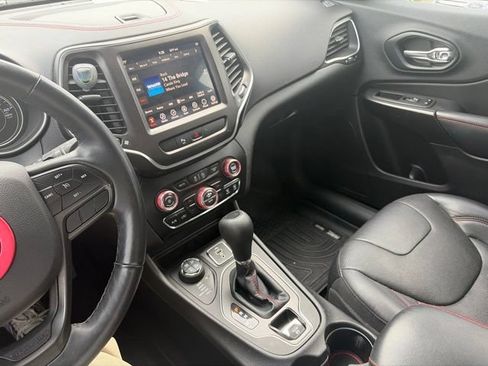 Used 2019 Jeep Cherokee Trailhawk AWD/4WD image 23
