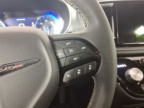 Used 2022 Chrysler Pacifica Touring-L w/ S Appearance Package image 17
