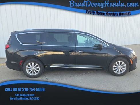 Used 2019 Chrysler Pacifica Touring-L FWD image 1