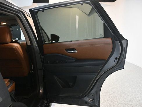 Used 2024 Nissan Pathfinder Platinum FWD image 25
