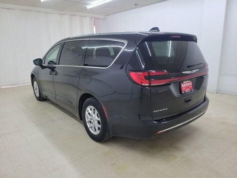 Used 2023 Chrysler Pacifica Touring-L image 8