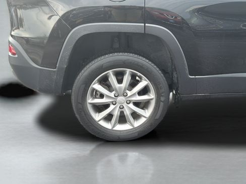 Used 2018 Jeep Cherokee Limited AWD/4WD image 31