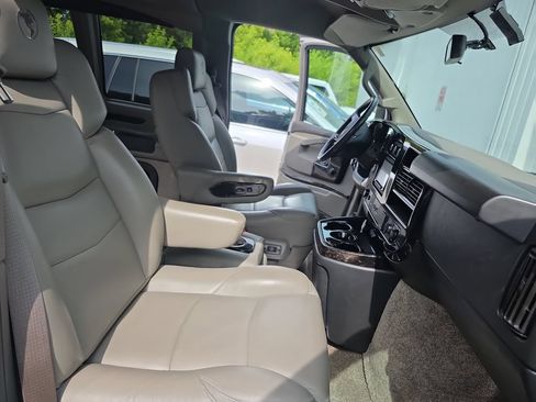 Used 2022 GMC Savana 2500 w/ Enhanced Convenience Package RWD image 10