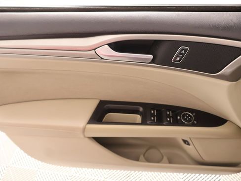Used 2019 Ford Fusion SE FWD image 15
