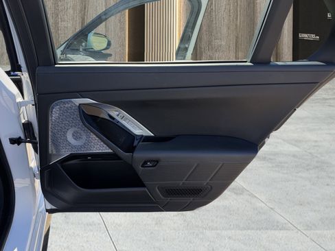 Used 2023 BMW 740i image 90