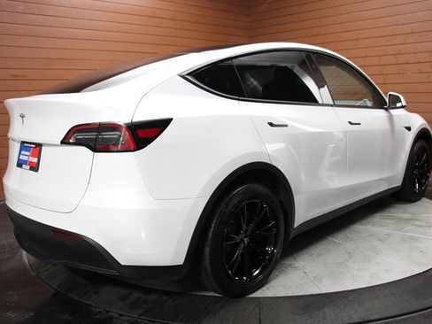 Used 2023 Tesla Model Y 2WD image 7