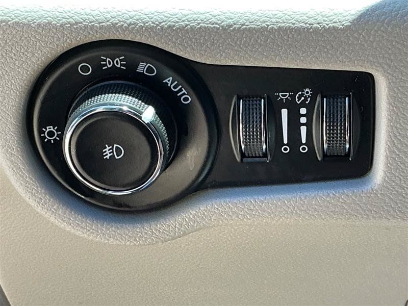 Used 2018 Chrysler Pacifica Touring-L FWD image 50