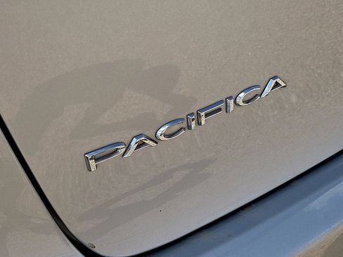 Used 2024 Chrysler Pacifica Limited FWD image 11