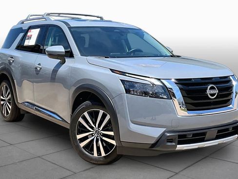 Used 2025 Nissan Pathfinder Platinum AWD/4WD image 3