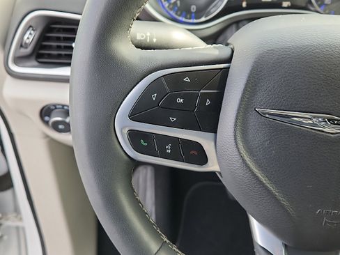 Used 2024 Chrysler Pacifica Touring-L FWD image 17