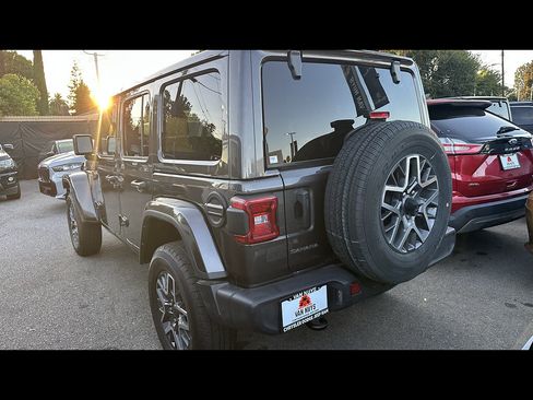Used 2025 Jeep Wrangler Unlimited Sahara AWD/4WD image 3
