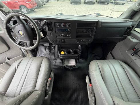 Used 2017 Chevrolet Express 2500 Extended RWD image 12