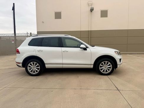 Used 2016 Volkswagen Touareg Sport image 4