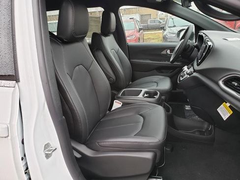 New 2026 Chrysler Voyager LX image 20