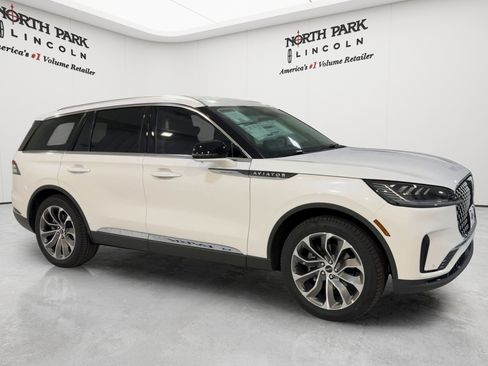 New 2026 Lincoln Aviator AWD image 3