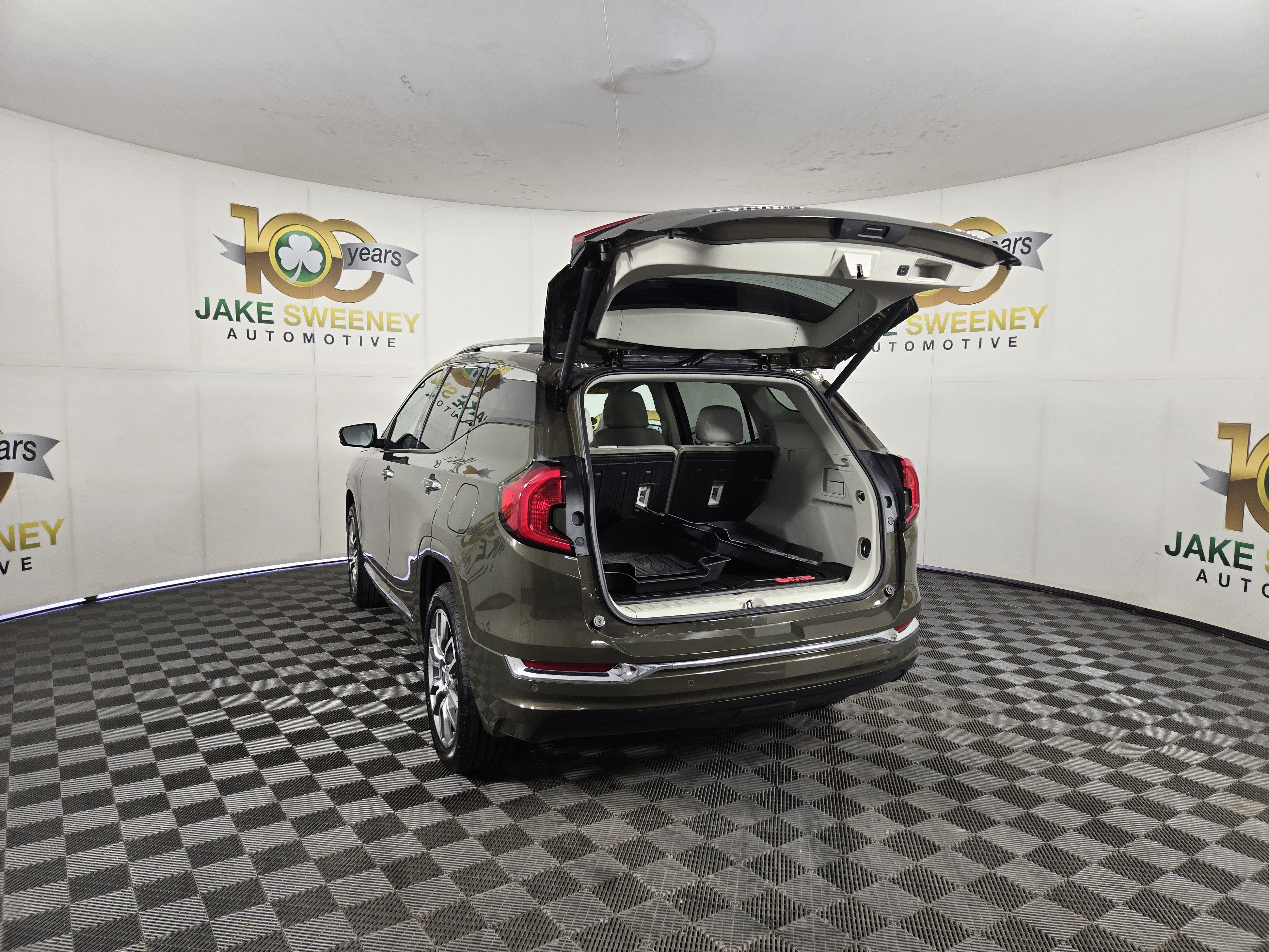 Used 2024 GMC Terrain Denali w/ Denali Premium Package AWD/4WD image 32