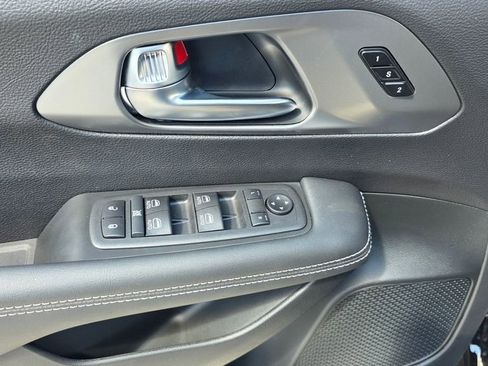 New 2025 Chrysler Pacifica Select image 26