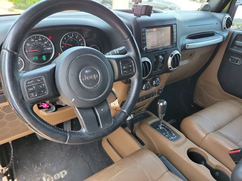 Used 2012 Jeep Wrangler Unlimited Rubicon w/ Connectivity Group AWD/4WD image 9