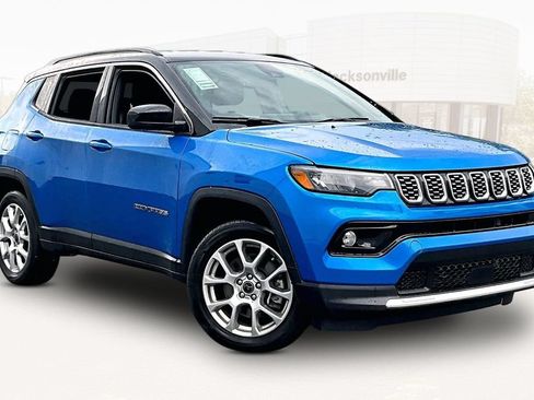 Used 2025 Jeep Compass Limited AWD/4WD image 3