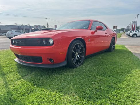 Used 2017 Dodge Challenger R/T Scat Pack RWD image 3