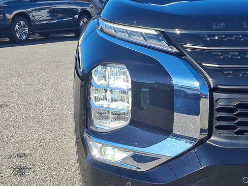 Used 2023 Mitsubishi Outlander SE Black Edition image 9