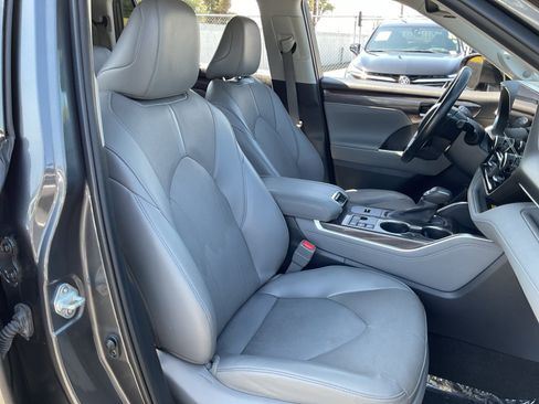 Used 2023 Toyota Highlander Limited FWD image 21