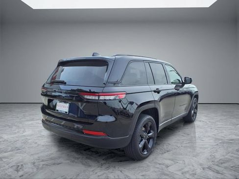Used 2023 Jeep Grand Cherokee Altitude RWD image 7