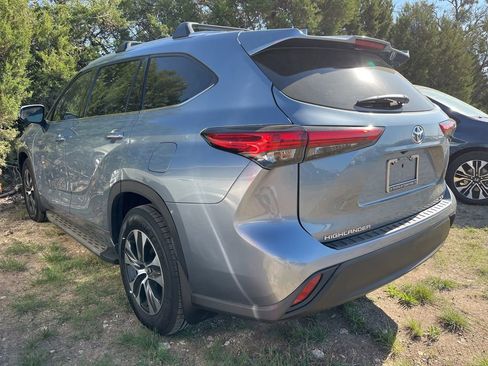 Used 2022 Toyota Highlander XLE image 2
