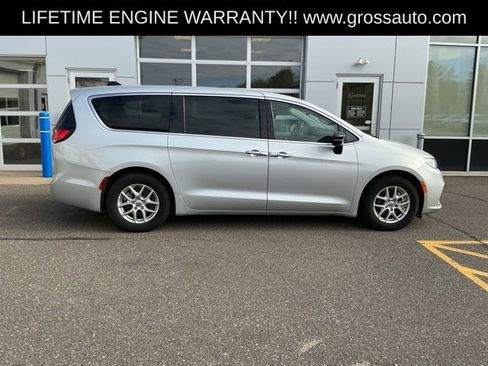 Used 2024 Chrysler Pacifica Touring-L FWD image 8