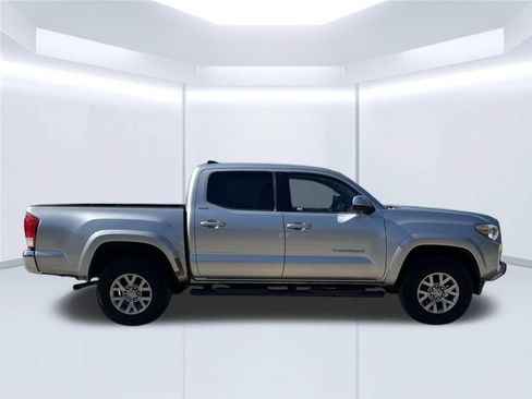 Used 2017 Toyota Tacoma SR5 RWD image 4