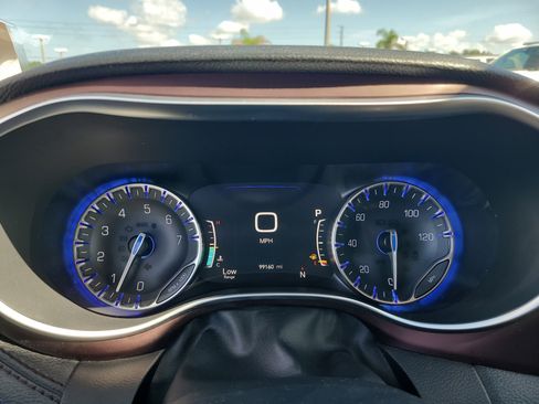 Used 2020 Chrysler Pacifica Limited FWD image 28