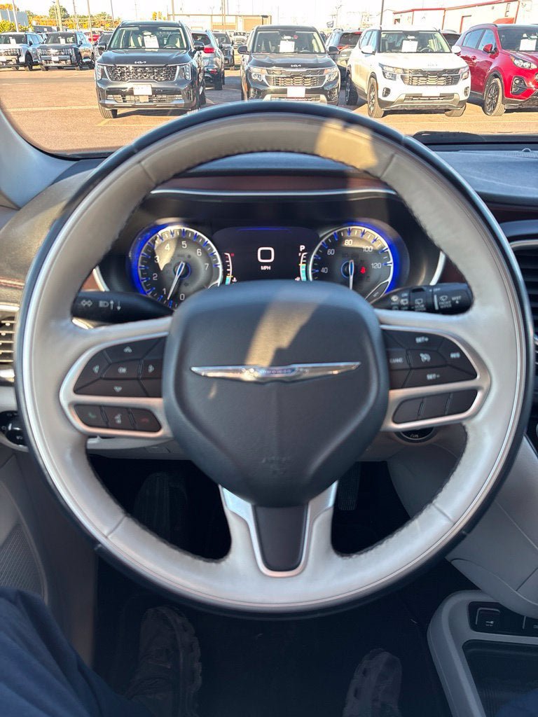 Used 2018 Chrysler Pacifica Limited FWD image 15