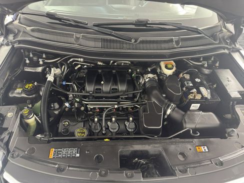 Used 2017 Ford Explorer XLT w/ Equipment Group 202A FWD image 11