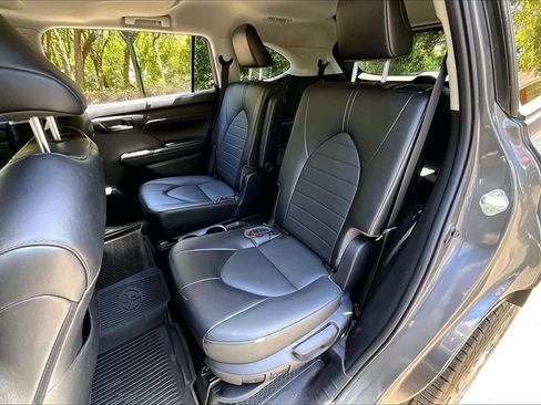 Used 2022 Toyota Highlander XLE image 19