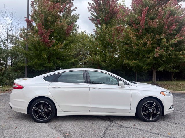 Used 2016 Ford Fusion SE w/ Equipment Group 202A FWD image 2