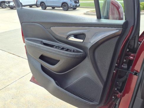 Used 2021 Buick Encore Preferred w/ Safety Package II image 20