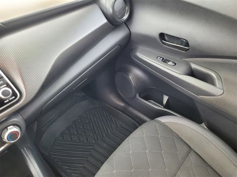 Used 2019 Nissan Kicks S image 14