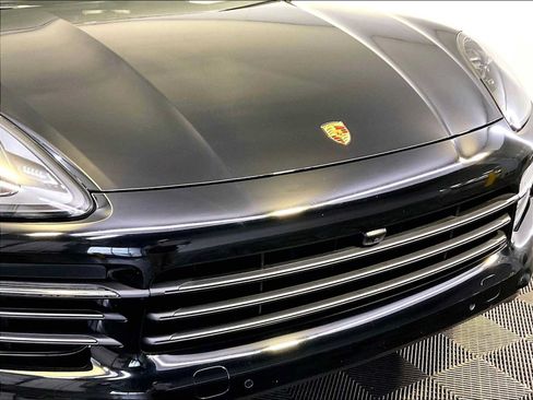 Certified 2023 Porsche Cayenne Platinum Edition AWD/4WD image 34