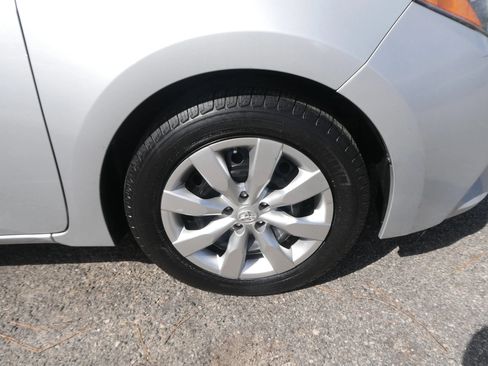 Used 2015 Toyota Corolla LE FWD image 29