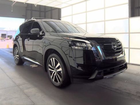 Certified 2025 Nissan Pathfinder Platinum FWD image 11