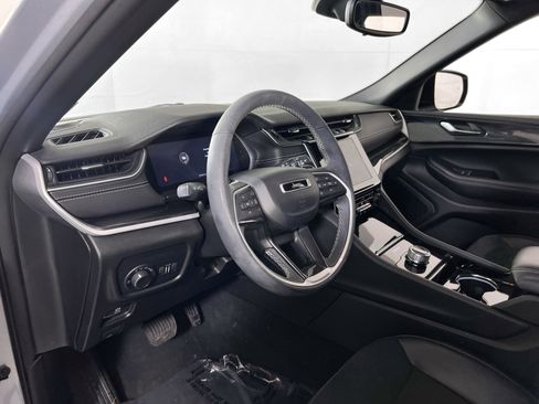 Used 2023 Jeep Grand Cherokee Altitude image 8