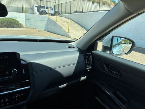 Used 2025 Nissan Pathfinder SV image 38