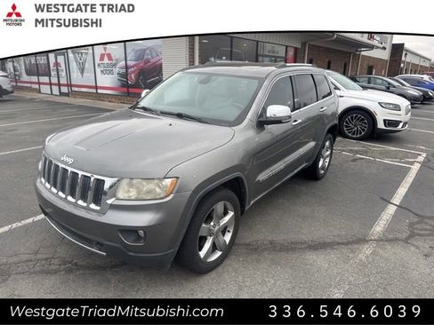 Used 2013 Jeep Grand Cherokee Limited w/ Luxury Group II image 3
