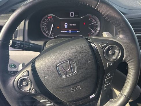 Used 2017 Honda Pilot Touring image 2