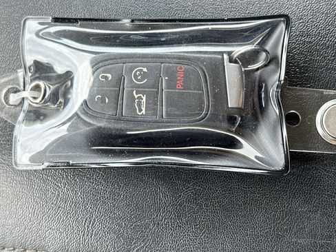 Used 2017 Jeep Cherokee Limited w/ Luxury Group FWD image 3