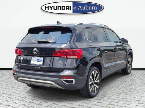 Used 2023 Volkswagen Taos SE w/ Panoramic Sunroof Package FWD image 5